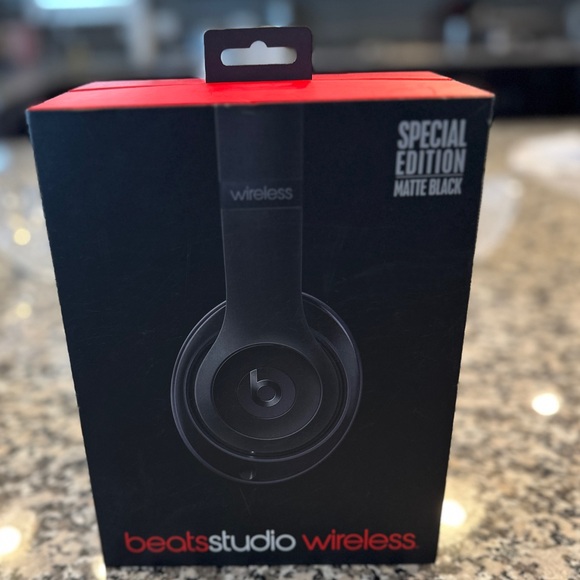 BEATS BY DRE Studio — Wireless Bluetooth Headphones — Matte Black Color - Picture 12 of 12
